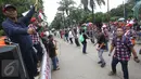 Massa pendukung Basuki T Purnama (Ahok) meneriakkan yel-yel di depan Gedung Kementerian Pertanian, Jakarta, Rabu (29/3). Dalam sidang ke-16 tersebut tim kuasa hukum menghadirkan 7 saksi ahli untuk meringankan Ahok. (Liputan6.com/Immanuel Antonius)