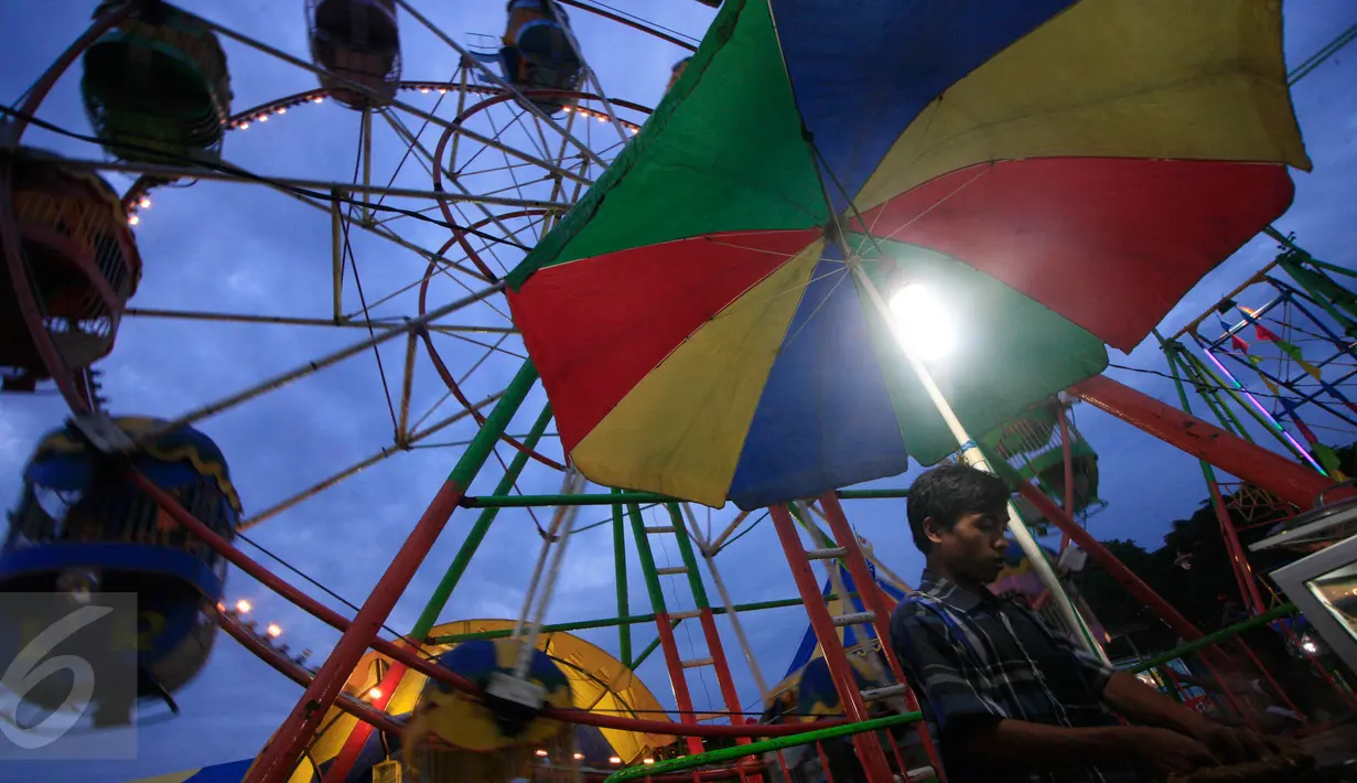 Pedagang mempersiapkan dagangannya di area pasar malam Sekaten, Yogyakarta, (19/12).Pasar malam sekaten di selenggarakan untuk menyambut peringatan lahirnya nabi Muhammad SAW 12 Robiul Awal.(Boy Harjanto)