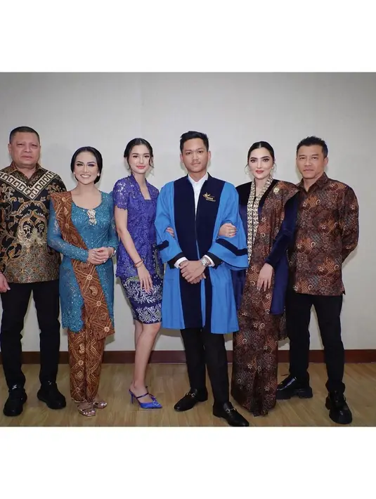 Ashanty pilih kebaya velvet model kutubaru dengan list payet Batik yang dijahit tangan. [@ashanty_ash]