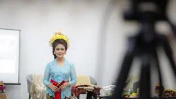 Anggota Perempuan Pelestari Budaya Indonesia mengenakan kebaya Bali dalam Fashion Show Virtual di Jakarta, Sabtu (21/11/2020). Acara fashion show serta penampilan tari Bali tersebut bertemakan #BalikemBali. (Liputan6.com/Faizal Fanani)