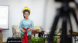 Anggota Perempuan Pelestari Budaya Indonesia mengenakan kebaya Bali dalam Fashion Show Virtual di Jakarta, Sabtu (21/11/2020). Acara fashion show serta penampilan tari Bali tersebut bertemakan #BalikemBali. (Liputan6.com/Faizal Fanani)