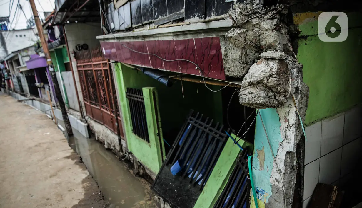 Kondisi rumah warga yang roboh akibat pembuatan saluran air di Jalan Kayu Manis IX, Matraman, Jakarta Timur, Senin (16/12/2019). Pelaksana pembangunan saluran air akan bertanggung jawab memperbaiki rumah yang telah lapuk fondasinya tersebut mulai Senin. (Liputan6.com/Faizal Fanani)