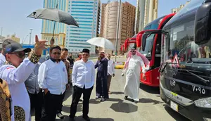 Menag Yaqut Cholil Qoumas mengecek kesiapan layanan bus untuk jemaah haji Indonesia selama berada di Makkah. (Foto: Humas Kemenag)
