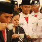 Presiden Joko Widodo (Jokowi) saat mencicipi kopi lokal di ruang belakang Istana Negara, Jakarta, Selasa (15/8). Jokowi menyicipi kopi tersebut seusai mengukuhkan anggota Paskibraka tahun 2017. (Liputan6.com/Angga Yuniar)