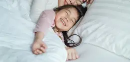 Waktu sebelum tidur merupakan momen yang tepat untuk memberikan ruang tenang bagi anak agar mereka dapat menyampaikan perasaan, mengekspresikan diri, membicarakan keraguan atau ketakutan, menceritakan hal-hal lucu yang mereka alami, atau berbagi momen favorit mereka sepanjang hari. (Sumber: Pexels).
