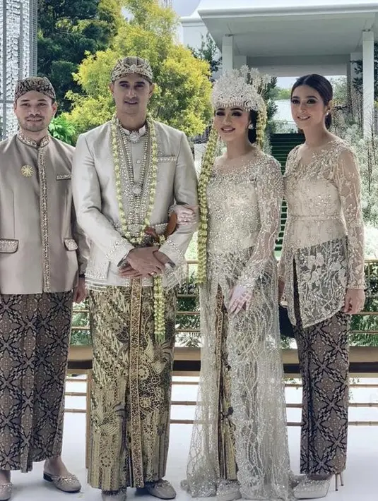 Keduanya juga tampak begitu kompak di berbagai momen, termasuk soal gaya fashion. [Foto IG/marginw/nsyakieb85].