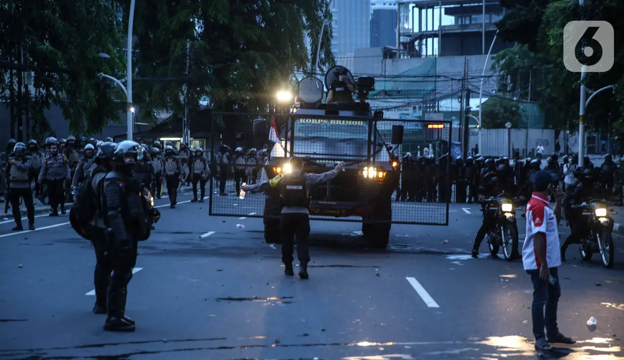 Anggota brimob memukul mundur massa aksi di kawasan Tanah Abang, Jakarta, Selasa (13/10/2020). Hingga menjelang magribh massa masih melakukan perlawan di kawasaan tersebut. (Liputan6.com/Faizal Fanani)