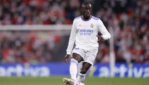 Bek Real Madrid, Ferland Mendy mengontrol bola saat bertanding melawan Athletic Bilbao pada pertandingan La Liga Spanyol di stadion San Mames, Spanyol, Kamis (23/12/2021). Hasil ini membuat Madrid mengoleksi 46 poin, masih di peringkat pertama klasemen Liga Spanyol. (AP Photo/Ricardo Larreina)
