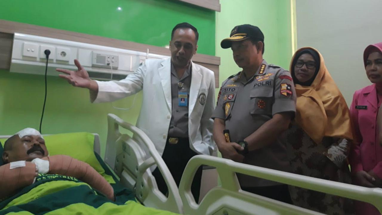 Kapolri membesuk anggota Polsek Wonokromo yang menjadi korban penyerangan, Senin (19/8/2019).