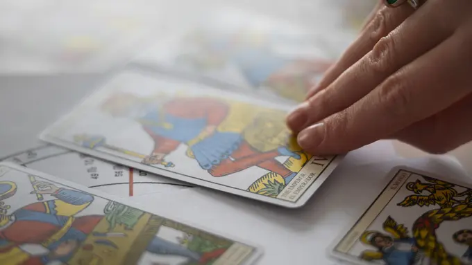 illustrasi membaca tarot