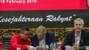 Delegasi Partai Konservatif Inggris Nick De Bois (kanan) memberi sambutan saat berkunjung ke Kantor DPP PDIP, Menteng, Jakarta, Selasa (19/2). Pertemuan membahas isu-isu aktual. (Liputan6.com/Faizal Fanani)