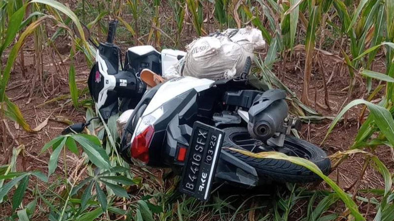 Mayat terbungkus karung yang ditemukan warga saat mencari rumput di Desa Rajabasa Lama, Lampung Timur. Foto : (Istimewa).