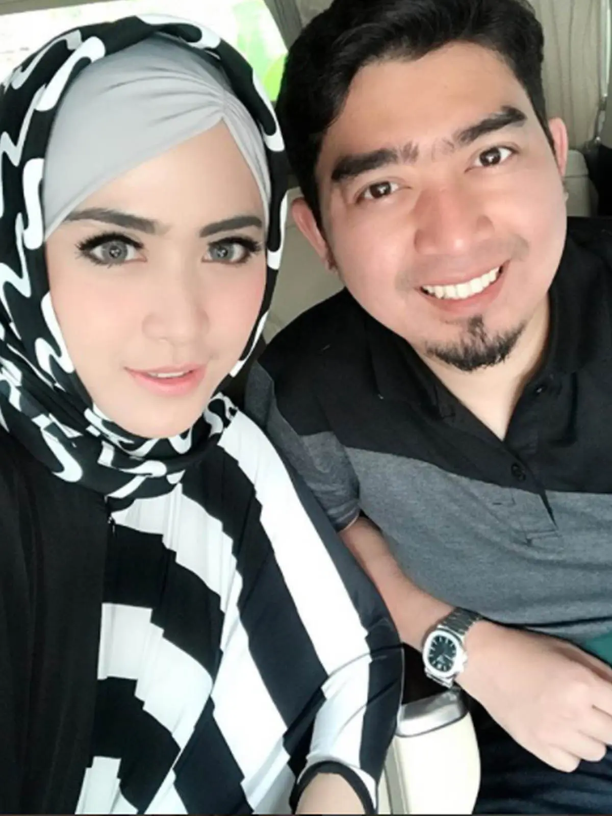 Ustaz Solmed dan April Jasmine. (Instagram)