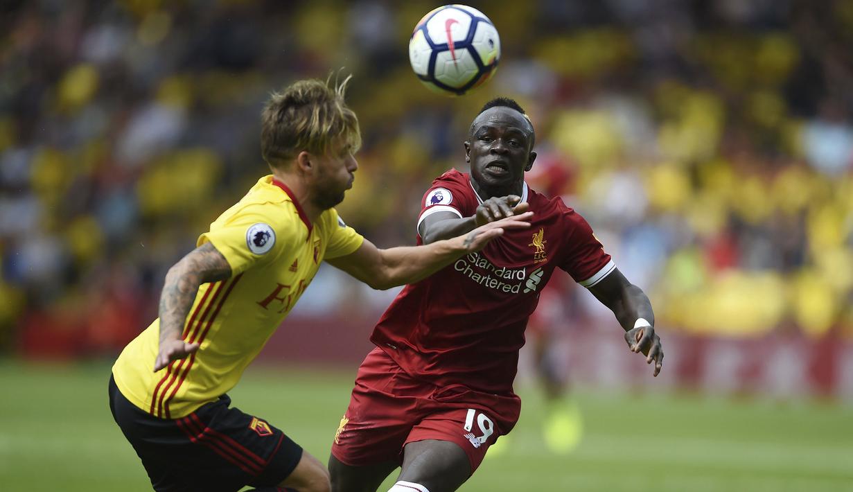 Pemain Watford, Kiko Femenia (kiri) berebut bola dengan pemain Liverpool, Sadio Mane pada laga Premier League di Vicarage Road, Watford, (12/8/2017). Liverpool bermain imbang 3-3. (Daniel Hambury/PA via AP)