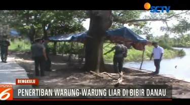 Tenda-tenda dan kursi-kursi milik pedagang di sepanjang bantaran danau ditertibkan paksa petugas.