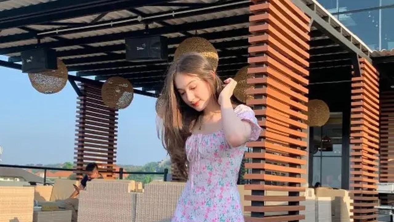 7 Potret Terbaru Laura Moane dengan Dress Motif Bunga, Gaya Feminin untuk Usia 19 Tahun