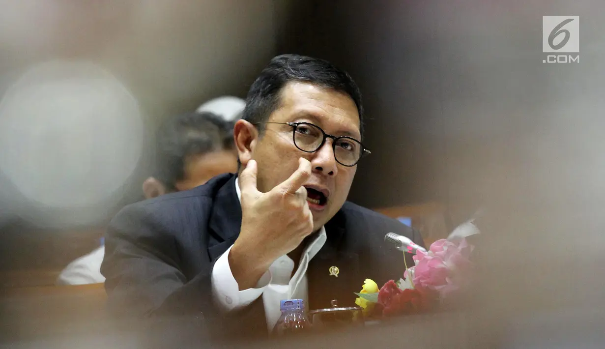 Menteri Agama Lukman Hakim Saifuddin mengikuti Rapat Kerja dengan Komisi VIII DPR, di Gedung Nusantara II, Kompleks Parlemen Senayan. Jakarta, Senin (26/11). Rapat terkait evaluasi laporan penyelenggaran haji 2018. (Liputan6.com/Johan Tallo)