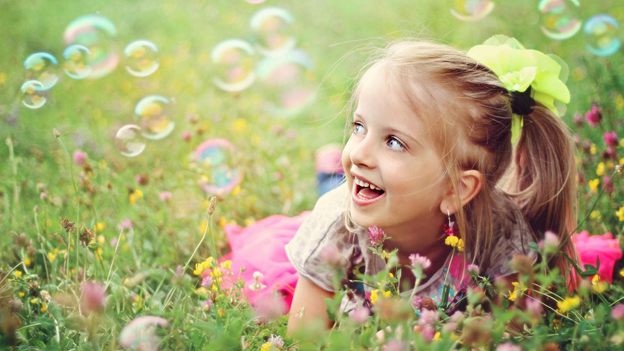 Buat Adikmu Takjub dengan Gelembung Sabun yang Nyala dalam Gelap