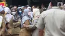 <p>Pegawai Pemprov DKI mengantre saat halal bihalal di Balai Kota DKI, Jakarta, Senin (9/5/2022). Gubernur Anies Baswedan menggelar halal bihalal bersama para ASN Pemprov DKI Jakarta seusai libur Lebaran 2022. (Liputan6.com/Herman Zakharia)</p>