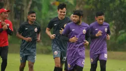 Kiper Persija Jakarta, Adixi Lenzivio (depan) bersama rekan setim mengikuti latihan perdana Persija Jakarta usai menjuarai Piala Menpora 2021 menjelang bergulirnya Liga 1 di National Youth Training Centre (NYTC) Sawangan Depok, Kamis (20/5/2021). (Foto: Dok. Persija Jakarta)