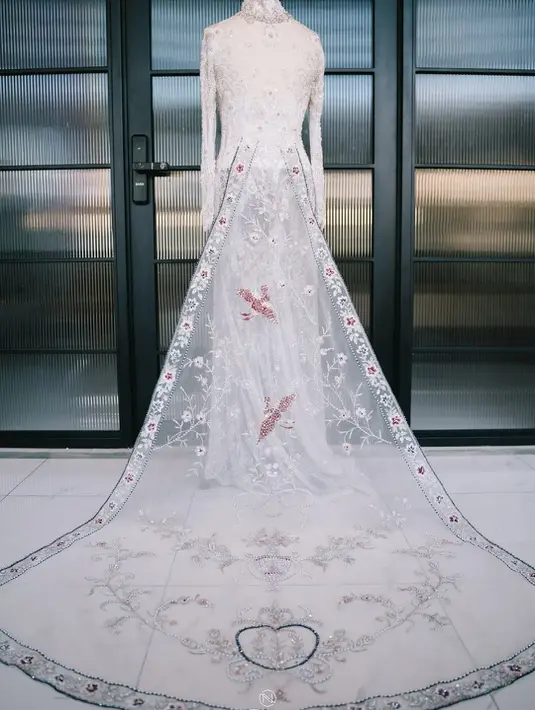 Train kebaya Melly Goeslaw menampilkan motif bunga dan burung yang apik [@melly_goeslaw]