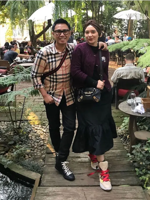 Potret Padu Padan Busana Eko Patrio dan Istri