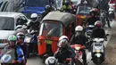 Beragam kendaraan digunakan pemudik untuk berlebaran di kampung halaman. Tampak, bajaj merah berebut ruas jalan dengan kendaraan lain di kawasan pantura menuju indramayu, Jawa Barat, Kamis (16/7/2015). (Liputan6.com/Herman Zakharia)
