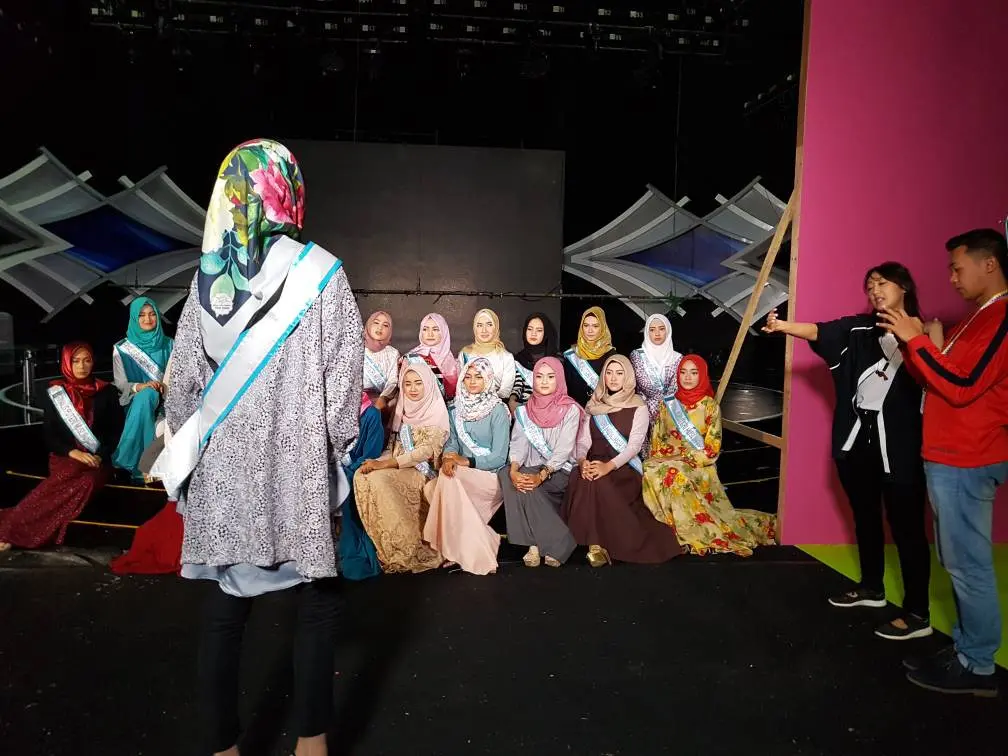 Finalis Puteri Muslimah Indonesia 2017 mendengarkan arahan saat mengikuti kelas photo session. (dokumentasi Indosiar)
