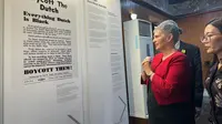 Duta Besar Australia untuk Indonesia Penny Williams menikmati pameran "Two Nations: A Friendship is Born", bagian dari perayaan 75 tahun hubungan diplomatik kedua negara. (Liputan6/Benedikta Miranti)