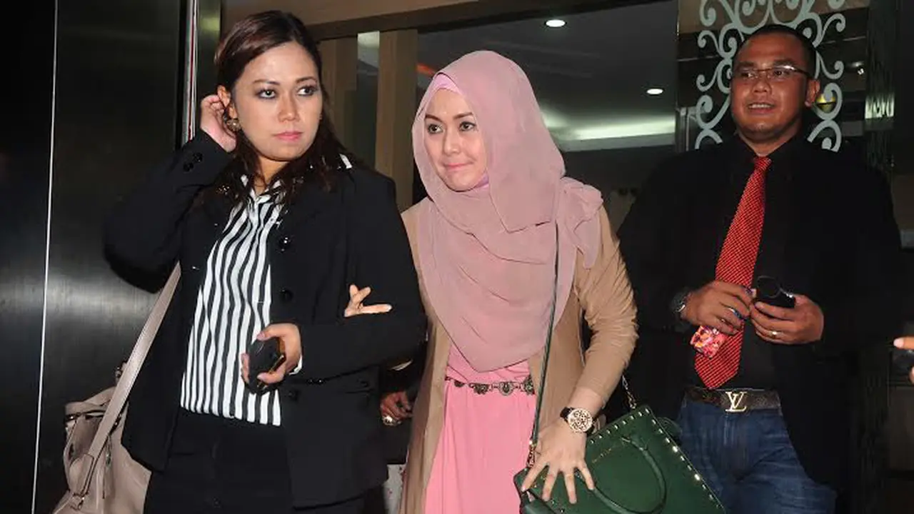[FOTO] Senyum Eddies Adelia di Balik Kesedihan 