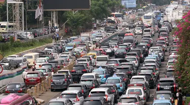 Sejumlah kendaraan terjebak kemacetan panjang di tol yang mengarah ke Bandara Soekarno-Hatta (Soetta), Tangerang, Banten, Selasa (10/11/2020). Kemacetan terjadi karena adanya penyambutan kepulangan pimipinan Front Pembela Islam (FPI) Rizieq Shihab. (Liputan6.com/Angga Yuniar)