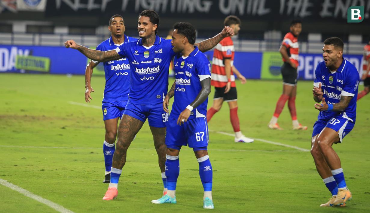 Bintang andalan Persib Bandung, Ramon Tanque melakukan selebrasi usai mencetak gol ke gawang Madura United pada pekan ke-23 BRI Super League 2025/2026 di Stadion Gelora Bandung Lautan Api (GBLA), Kota Bandung, Kamis (26/2/2026) malam WIB. (Bola.com/Erwin Snaz)