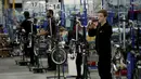 Para pekerja merakit sepeda lipat Brompton di pabrik Brompton di London, Inggris, 24 November 2020. Nasib industri sepeda Brompton semakin tidak menentu di tengah ketidakpastian Brexit, persaingan baru yang tak terduga dari China, dan pandemi COVID-19. (AP Photo/Matt Dunham)