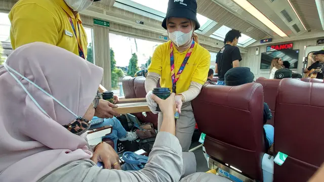 Liputan6.com berkesempatan menjajal Kereta Panoramic relasi Gambir-Bandung yang dioperasikan oleh PT KAI (Persero). Kereta Panoramic punya kaca super lebar di sisi kanan dan kiri dan sunroof yang bisa secara otomatis dibuka tutup. (Arief/Liputan6.com)
