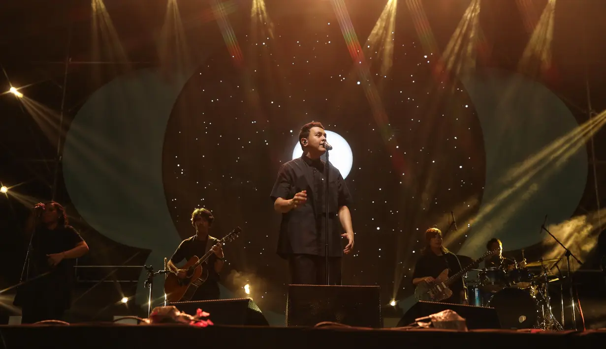 Penampilan Tulus di atas panggung Social Chic 2024 di Stadion Madya, Senayan, Jakarta, Minggu (4/8). [Foto: Adrian Putra/Fimela]