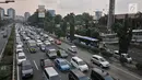 Kepadatan arus kendaraan saat melintas di Tol Dalam Kota, Jakarta, Kamis (7/6). Jasa Marga memprediksi sekitar 1,4 juta kendaraan akan keluar dari Jakarta saat arus mudik Lebaran tahun ini. (Merdeka.com/Iqbal S. Nugroho)