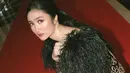 Sambil duduk di karpet merah, Febby Rastanty berpose dengan tatapan ke kamera. Meski memakai gaun, Febby Rastanty tak pernah kehabisan gaya untuk berpose dan diunggah ke Instagram. (Instagram/febbyrastanty)