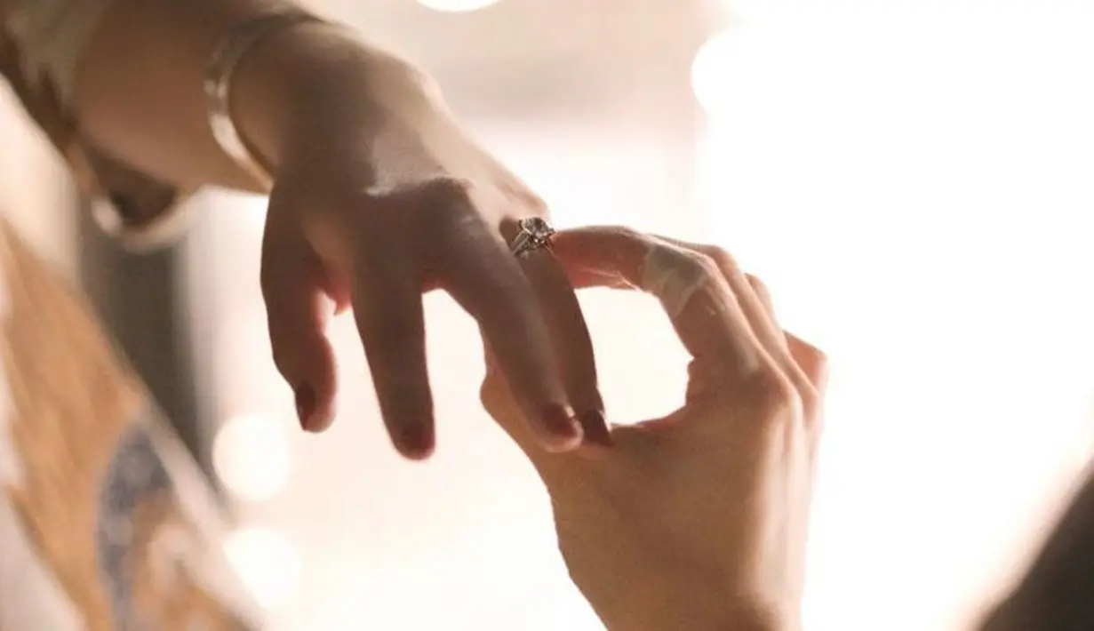 Suasana romantis pun kian terpancar saat keduanya hadir serasi mengenakan pakaian batik couple. (Instagram/jessnolimit).