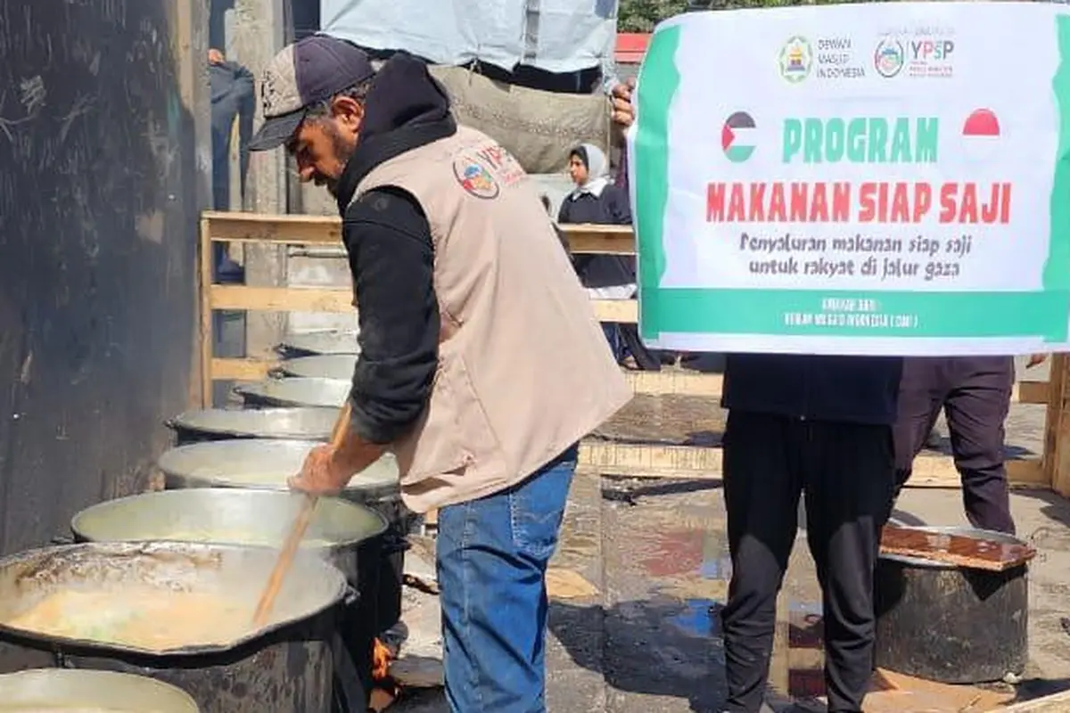 Dewan Masjid Indonesia (DMI) yang bekerjasama dengan sebuah lembaga kemanusiaan di Gaza, dalam 2 pekan ini membagikan makanan siap saji dan air minum kepada pengungsi Gaza (Tim Media PP DMI)