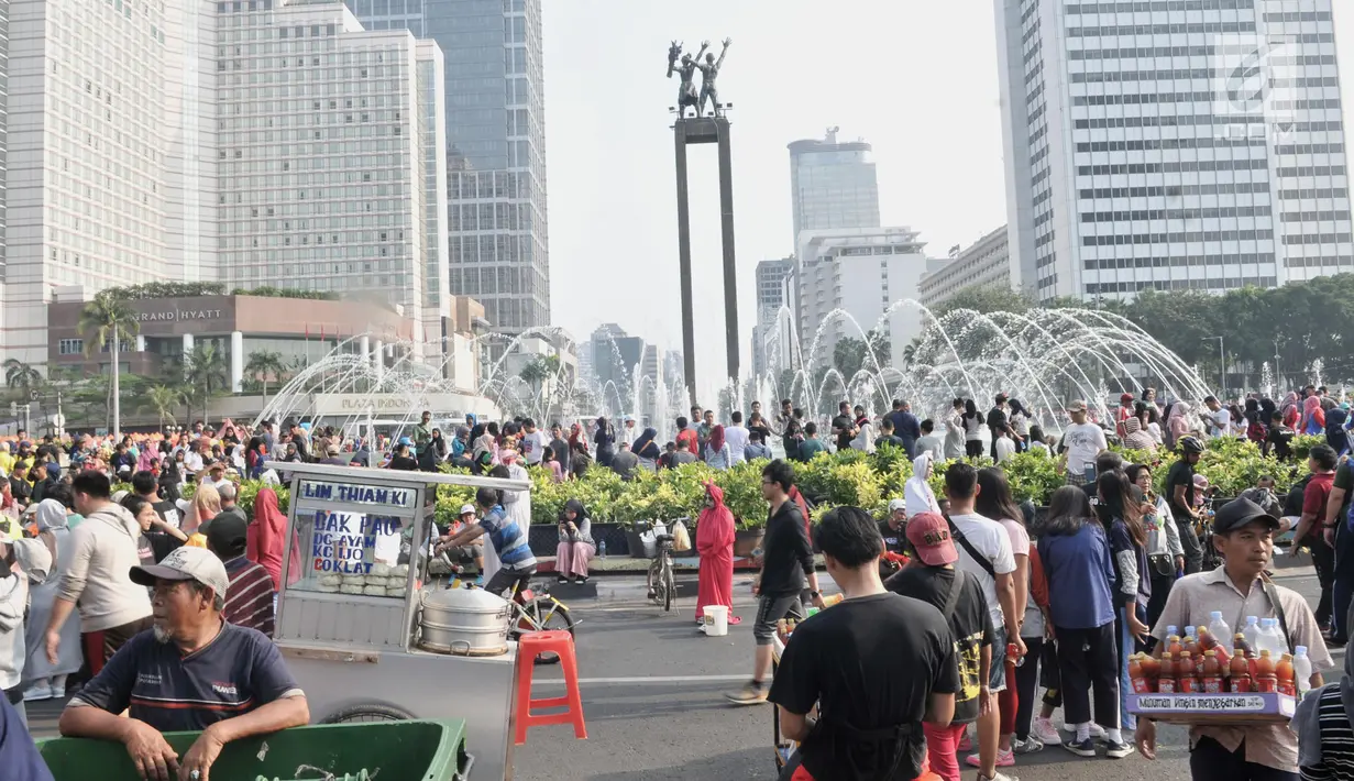 Sejumlah PKL terlihat selama car free day di MH Thamrin, Jakarta, Minggu (8/9/2019). Penutupan sebagian jalan akibat proyek revitalisasi trotoar membuat para PKL menggelar lapak hingga ke badan jalan sehingga menyebabkan aktivitas olahraga warga terhambat. (merdeka.com/Iqbal S. Nugroho)