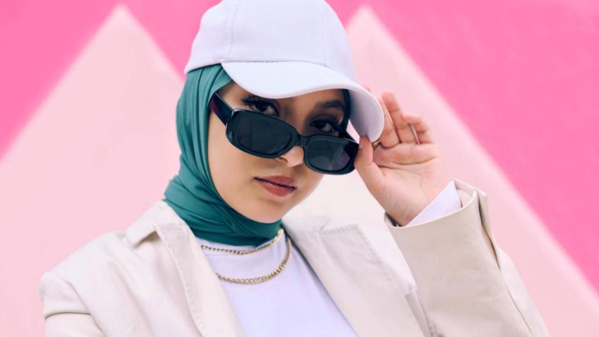 Model Kacamata Hitam untuk Hijaber yang Lagi Tren, Sentuhan Simpel yang Bikin Look Lebih Elegan