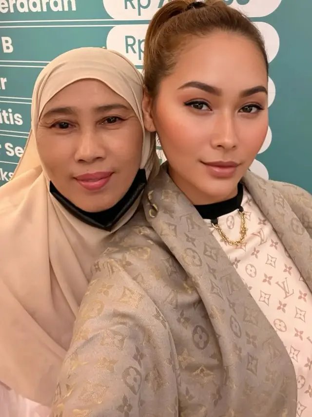 Potret Ibunda Inul Daratista yang Awet Muda