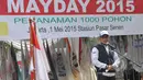 Menteri Tenaga Kerja Hanif Dhakiri memberi kata sambutan saat menghadiri peringatan hari buruh (May Day) di Stasiun Pasar Senen, Jakarta, Jumat (1/5/2015). (Liputan6.com/Herman Zakharia)