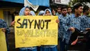 Sejumlah pelajar menggelar demonstrasi menolak perayaan Hari Valentine di Surabaya, Jawa Timur, Kamis (14/2). Penolakan terjadi karena Valentine dinilai mempromosikan pergaulan bebas. (Juni Kriswanto/AFP)