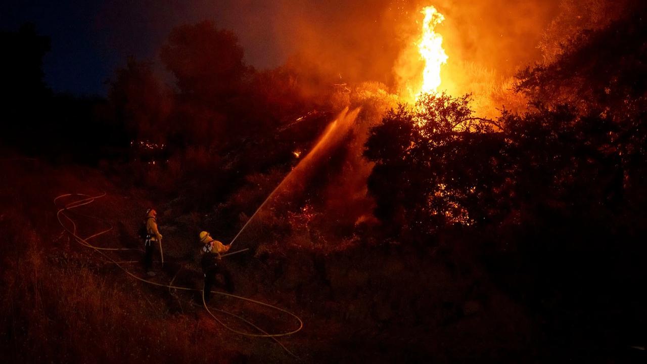 FOTO: Kebakaran Sandy Meluas Ribuan Warga Dievakuasi di California