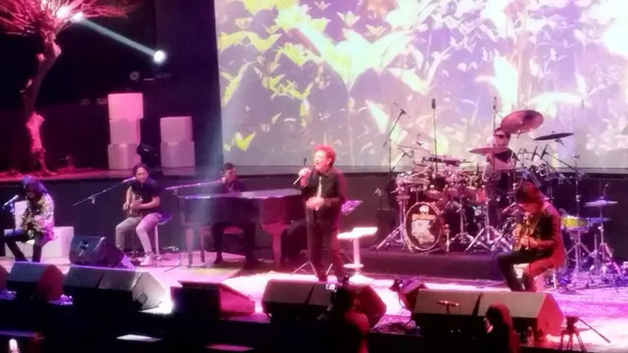 Konser God Bless Unplugged Penuh Tawa, Kenangan dan Kejutan