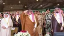 Pangeran Arab Saudi memberikan hormat saat menghadiri latihan militer oleh pasukan keamanan Saudi barat dari Riyadh, Arab Saudi (6/4/2016). (REUTERS/Saudi Press Agency)