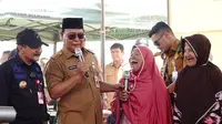 Gubernur Kalimantan Selatan, Sahbirin Noor (kopiah) bersama warga. (Liputan6.com/ist)