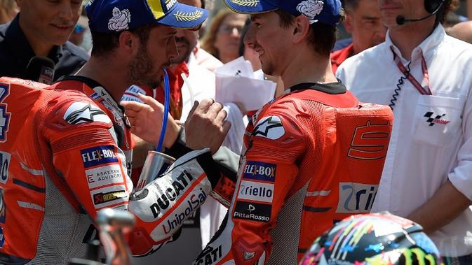 Pebalap Ducati, Andrea Dovizioso, mulai khawatir dengan kebangkitan rekan setimnya, Jorge Lorenzo di Moto GP 2018. (AFP/lluis Gene)