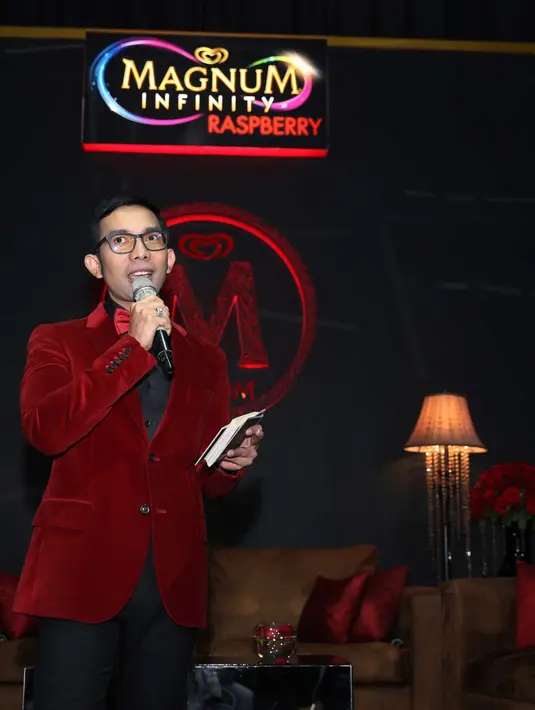 Daripada cuma mengeluh, presenter Indra Herlambang memilih langsung melakukan tindakan nyata dengan mengumpulkan sampah yang berada di dekatnya. (Nurwahyunan/Bintang.com)